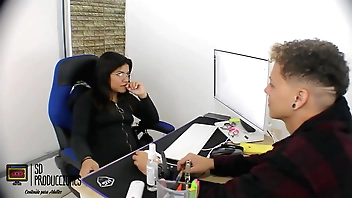 Cumplo mi fantasía de follar brushwood un empleado y se corra en mi boca