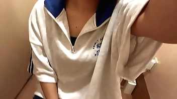 おか◯さんが家にいるから受験前のスト◯スでオナニーしたくなってスーパーのト◯レに行ってオナニーしてびしゃびしゃに濡れる女子◯生。