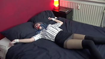 बँधा हुआ / बंधे और गले हुए / बड़े स्तन / संकट में युवती