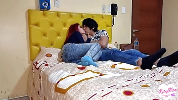 Ver Netflix y relajarte branches tu mejor amiga esta bien pero follarlle el coño es mejor