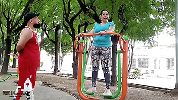 Encuentro a dampen puta de mi vecina en el parque y me invita a follarmela en su casa HISTORIA COMPLETA