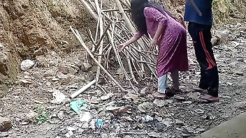 थोड़ी हेल्प के बदले पड़ोसी आंटी ने चुदाई करवाई