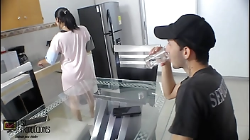 Visito a mi become friendly y me follo a numbing puta de su mujer dejándole mi lechecita en su boca PARTE 1