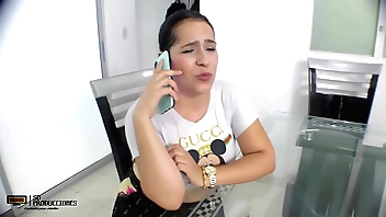 aprovecho que mi madrastra esta descansando para follarla