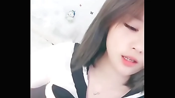 新来的美女小姐姐玩的好嗨，肤白貌美逼肥奶子大，表情好骚淫声荡语，自己揉着骚奶子道具抽插骚穴高潮冒白浆 国产网约高端外围