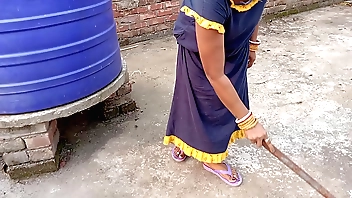 Bengali Bhabhi XXX झाड़ू निकाल रही भाभी को छत पर बने रूम जबरदस्त चोदा ! साफ हिंदी आवाज में