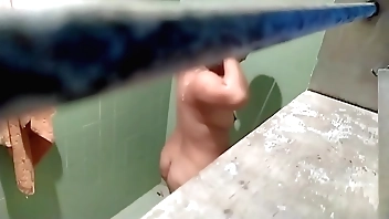 जब वह नहा रही थी तब उसने मेरी सौतेली बहन को एक छिपे हुए कैमरे से रिकॉर्ड किया था