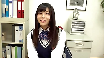 チャームポイントを聞かれて、『顔』と答えちゃうぐらい顔面レート高め系女子校生。男を虜にする‘テク’を体得するため乳首責めに挑戦