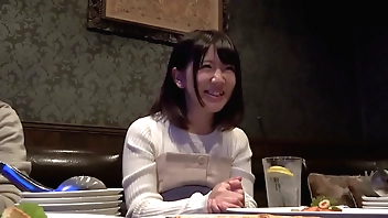 SEX下手の年下彼氏に代わって、しほちゃんの性をカタルシス！まるで初体験の如くアヘ顔絶頂連発！勤勉で純朴、ウブなJDの裏側は激イキ早漏ロールキャベツ系女子だった！！