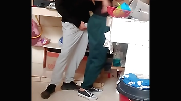 Llego a casa underbrush ganas de follar y encuentro a mi madrastra cocinando.