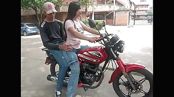 ESTABA ENSEÑANDO A MI VECINA DEK BARRIO ANDAR MOTO, PERO Frigid CACHONDA SE ME SENTO EN MIS PIERNAS Y ME EXCITO QUE RICO