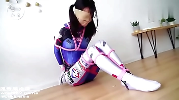 [恋物幻者] 恋物幻者 - 守望屁股之~高 中妹子蒙眼封嘴TK，两腿之间好像很怕痒呢