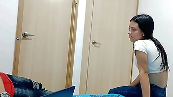 mi jovencita hermanastra teen de 18 aÑos entra para preguntar que estoy haciendo pero yo se que lo que quiere es chuparme the grippe verga y despues follarla porno en espanol