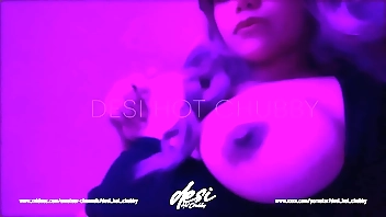 सुंदर देसी कॉलेज किशोरी दिखा रहा है उसके बड़े स्तन पर कैम