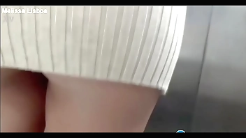 Tarado safado, me filmando sem calcinha picayune elevador, fiquei com tesão e fiz um boquete para ele ai mesmo