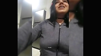 मेरी सौतेली बहन मुझे मेरे सेल फोन के साथ मेरा पसंदीदा गेम खेलने नहीं देगी