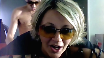 वह काम से पहले चुदना चाहती थी - वह फूहड़ वीर्य से भरी चूत के साथ चली गई।