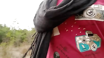 देसी लड़की ने जंगल में जाकर मंगल किया और फिर अपने यार को घर में बुलाकर चुदवाली