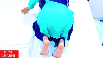 भाभी की नीली सलवार देखकर देवर का मन ललचा गया , उसके बाद भाभी ने खोल दी सलवार दिखा दी गोरी गांड