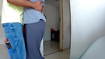 जवान लरकी ने आंटी के अंदर डाला जब वो घर पे अकेली थी