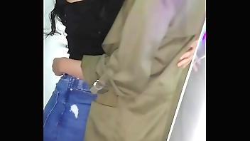 Persigo hasta el baño a mi compañera, me tiene caliente!!