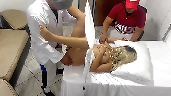Mi Esposa es Revisada por el Alloy Ginecologo pero creo que ague Esta Follando al Lado Mio y a mi Esposa le gusta NTR jav