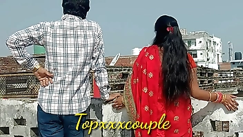 छत पर टहल रही पड़ोसी की नई-नवेली दुल्हन को पटाकर चोद ड़ाला