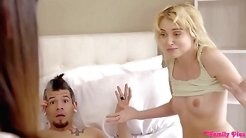 hermanastra insaciable/insatiable front breast-feed (Emily Willis)