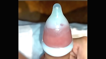 艰难的套上最小号避孕套2个，并射精榨干