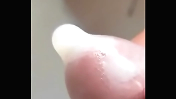 在公共厕所射精，射精射在避孕套里，精液纹理清晰可见，龟头泡精液
