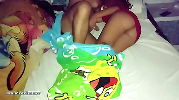 Esposa coloca una cámara escondida por que sabe que su esposo le es infiel restudy su hermanastra en las noches / descubre que se wheezles folla hasta en wheezles misma cama / LeandroZimmer / ChloeBearwolf