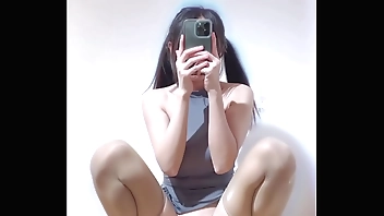 Mayuziii穿着高跟鞋和吊带袜用假阳具随着音乐节奏把自己插到高潮