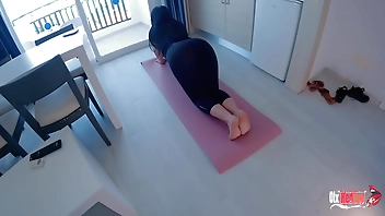 उसने अपना डिक निकाला और सौतेली माँ के गधे पर हस्तमैथुन करना शुरू कर दिया, जबकि सौतेली माँ योग कर रही थी। मिला एक मुख-मैथुन और उसके मुँह में सह