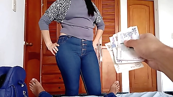 मैं उसे अपने दोस्तों के साथ बाहर जाने से पहले उसे चोदने के लिए पैसे की पेशकश करता हूं, वह मेरा लंड बहुत अच्छे से चूसती है और मैं उसे वह सब कुछ देता हूं जो मेरे पास है, वे हमें लगभग खोज ही लेते हैं