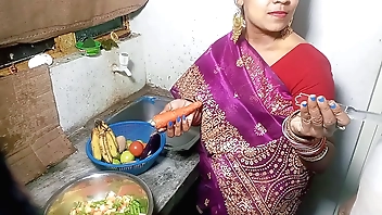 सेक्सी भाभी को मॉर्निंग में किचन में खाना बनाते समय चोदा XXX Kitchenette Dealings