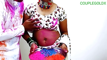 हैप्पी होली भाभी जी घर पर कोई नहीं है प्लीज चोदने दो ना प्लीज़