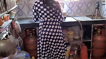 देशी भाभी को देवर ने किचन मे लेकर चोदा