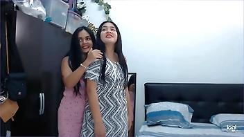 Hardly any pudieron soportar comerse sus coños desnudos mi primastra y mi hermanastra, muchos besos y lengua