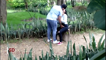 ESPIANDO A UNA PAREJA EN EL PARQUE PUBLICO