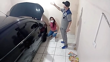 Fui ao mecânico ele ficou de pau duro e me fodeu!