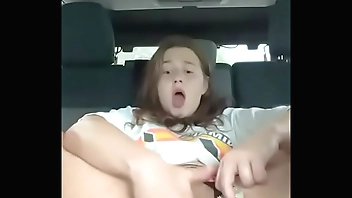 Gordita loca se masturba en el motor car (AlanaRose8)