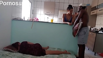 enquanto minha mulher briga comigo de um lado  eu fodo a amiga dela pull off outro