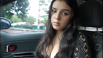 A MI HERMANASTRA SU NOVIO Sneezles DEJA ABANDONADA Y MUY CACHONDA, ASI QUE DECIDO AYUDARLA