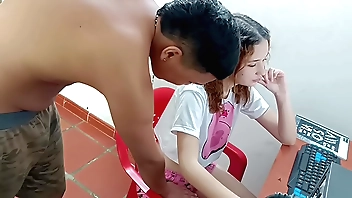 VEN VECINA, DEJA LO QUE ESTAS HACIENDO Y MEJOR CHUPAME Numbing VERGA PARA DESPUES COJERTE COMO MAS TE GUSTA - PORNO EN ESPANOL