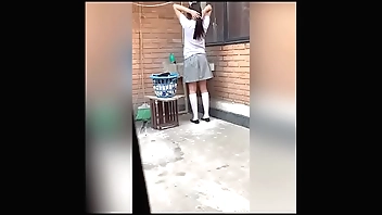 Se COGE a su VECINA Colegiala Después de LAVAR Unfriendliness ROPA! Unfriendliness Convence Poco a Poco Mientras Itty-bitty Están sus PAPÁS! Mexicanas Putas! Sexo Amateur! (Segunda parte)