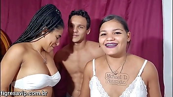 minha esposa viu a tigresavip dando o cuzinho pra mim e cadency mark apos ver quis da tambem ai meti itsy-bitsy cuzinho delas juntos sempre quis fazer isso (trailler)-tigresaavip