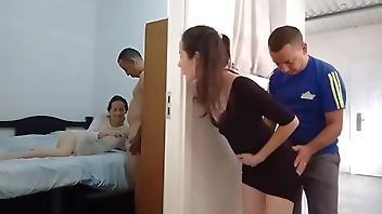 Veo al cornudo follando en mi habitación mientras su become friendly se folla mi culo.