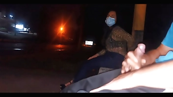 Sério !! Eu corro o risco de colocar meu pau na frente dessa mulher esperando o ônibus ... Como ela vai reagir?