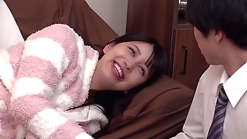 「終電ないならウチくる？」残業で終電を逃がしてしまった俺は誘われるがまま家にお邪魔する事に。いつも会社で見るスーツ姿とは違うゆるい部屋着姿に興奮してしまい…【パート4】