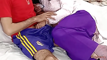 देवर का बड़ा लंड उसकी भाभी की गांड को उड़ा देता है और सारा भाभी की हिंदी मजेदार गर्म बातचीत के साथ पाकिस्तानी एरोटिक गुदा कट्टर कमबख्त के दौरान मजबूत झटके के साथ उसके गधे को गड़बड़ कर देता है